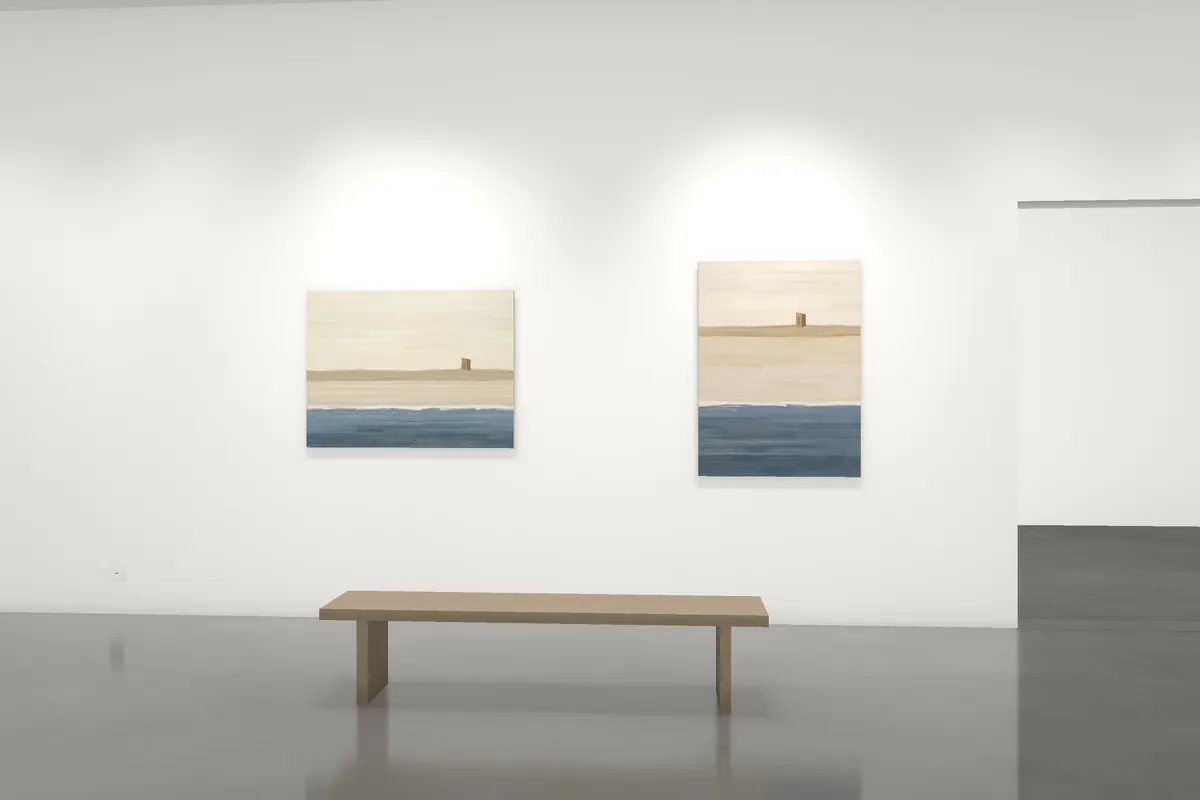 Vue d’exposition : sur un mur blanc de galerie éclairé par des projecteurs, les toiles Suite littorale I et II accrochées côte à côte, un banc bas en chêne devant elles, sol en béton ciré ; à droite, un passage vers la salle suivante.