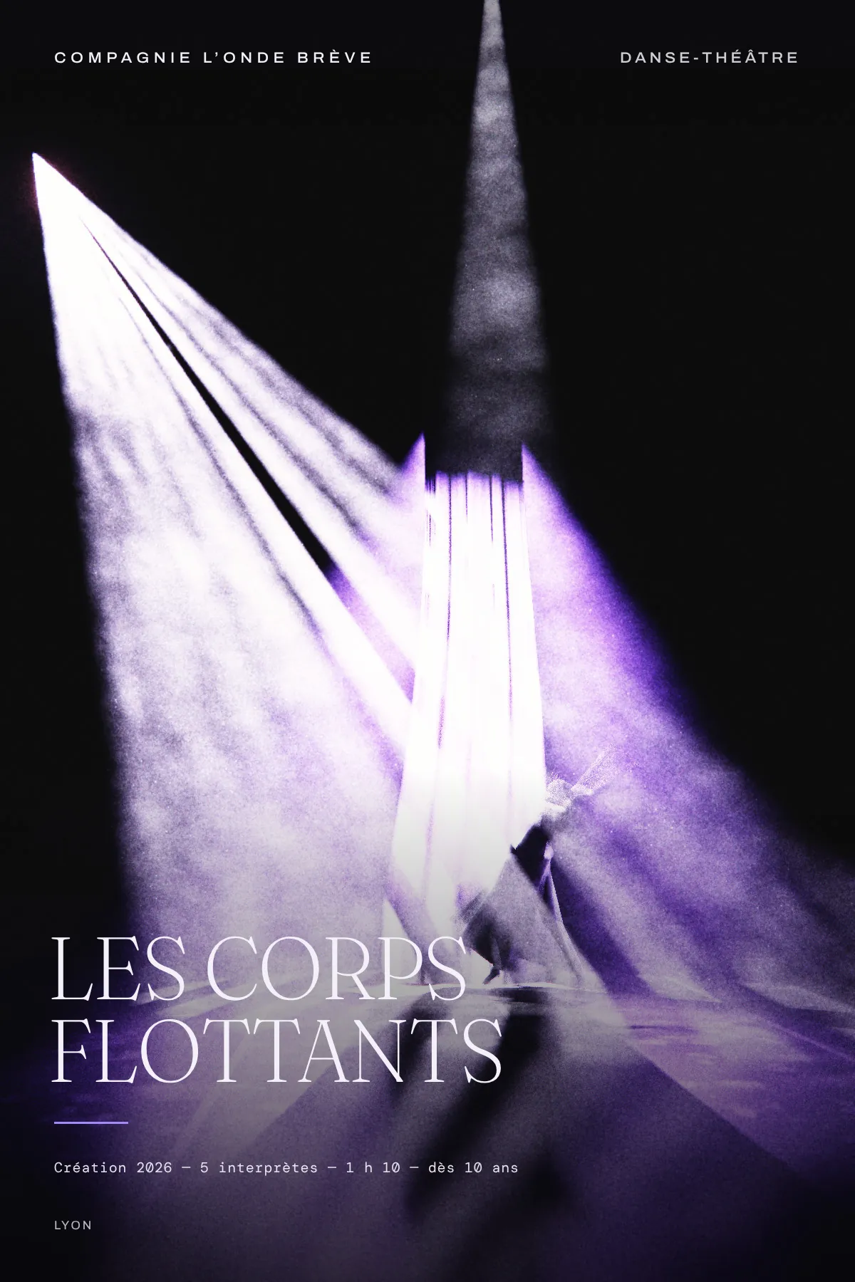 Affiche de « Les Corps flottants », Compagnie L’Onde brève : un long tissu suspendu traversé de rais de lumière violette dans la brume, titre en capitales fines en pied.