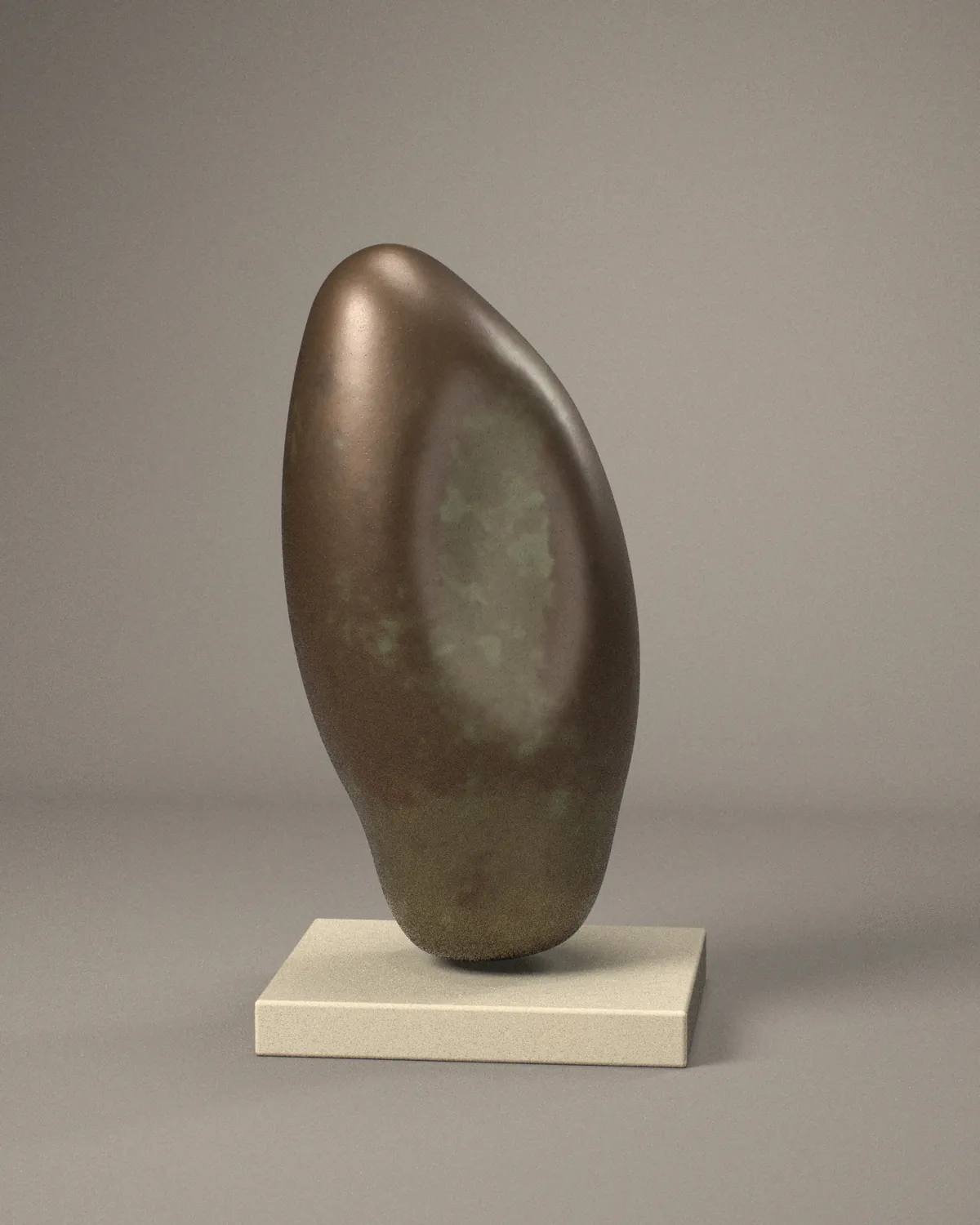 Sculpture en bronze patiné brun-vert en forme de galet dressé, légèrement penché, posée sur un socle bas en pierre claire devant un fond gris chaud. Un méplat verdi creuse doucement sa face avant.