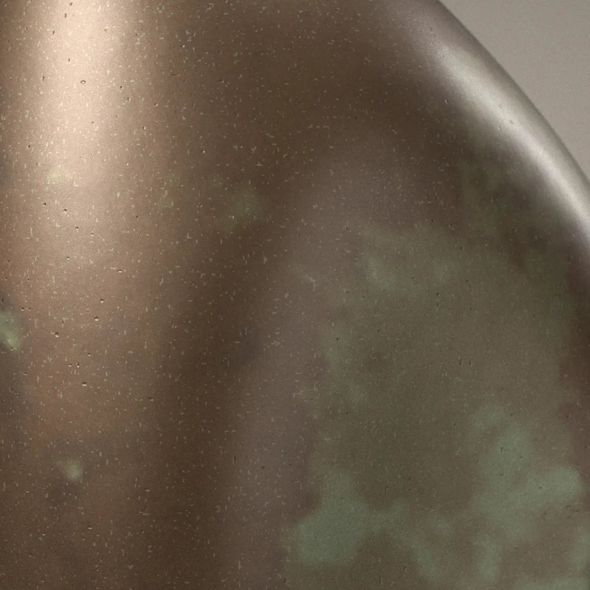 Gros plan de la patine de Veille I : bronze brun lustré à la cire, taches de vert-de-gris aux contours déchiquetés et fines piqûres de fonderie.