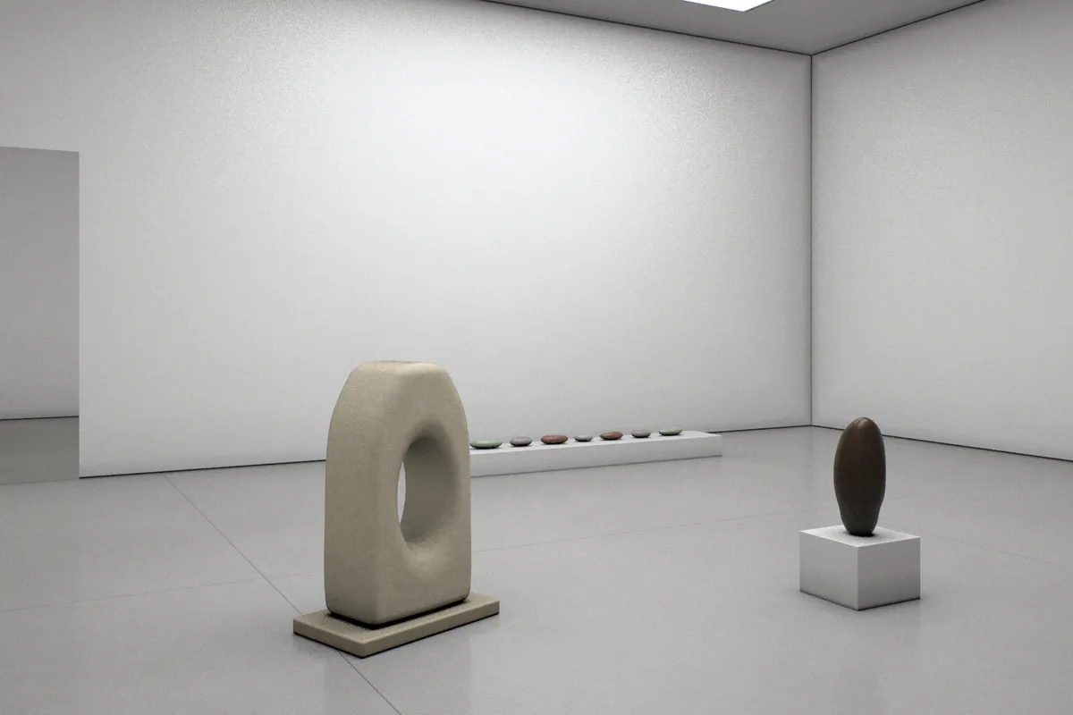 Vue de l’exposition « Seuils » dans une grande salle blanche sous verrière : l’arche de pierre Seuil au premier plan, Veille I sur un socle bas à droite et la ligne des Dormantes au fond.