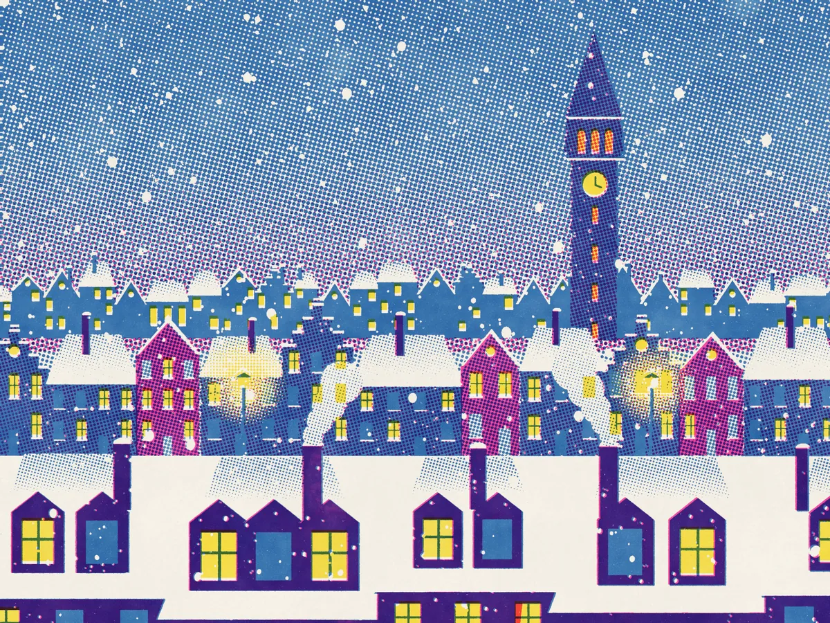 Illustration en risographie bleu, rose et jaune : une ville de nuit sous la neige, avec des rangées de maisons à pignons, un beffroi à l’horloge allumée, des fenêtres jaunes et des réverbères. Au premier plan, des toits enneigés aux lucarnes éclairées et des cheminées qui fument ; les flocons sont des réserves de papier.