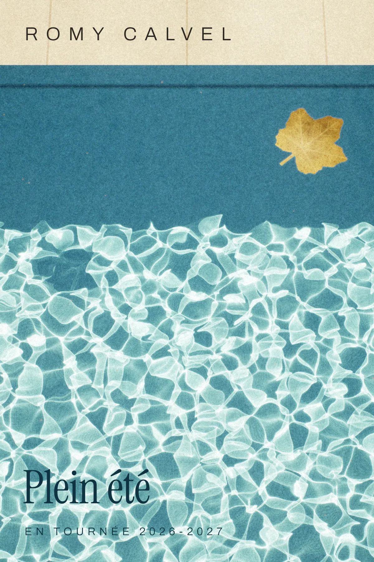 Affiche de tournée : la piscine de « Plein été » en vertical, margelle chauffée par le soleil, feuille de platane sur l’eau ombrée et caustiques. Textes : « ROMY CALVEL » en haut, « Plein été » et « En tournée 2026-2027 » en bas.