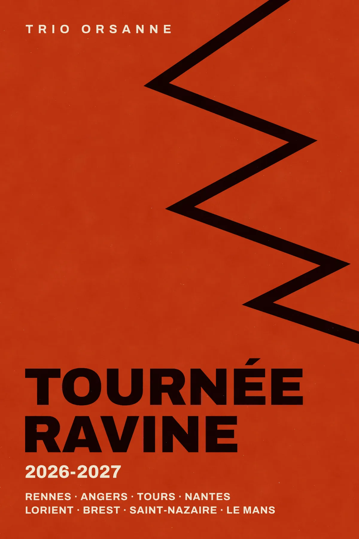 Affiche rouge de la tournée « Ravine » du Trio Orsanne : une épaisse ligne noire en zigzag descend sur la droite ; en bas, TOURNÉE RAVINE en noir très gras, puis 2026-2027 et la liste des villes en crème, de Rennes au Mans.