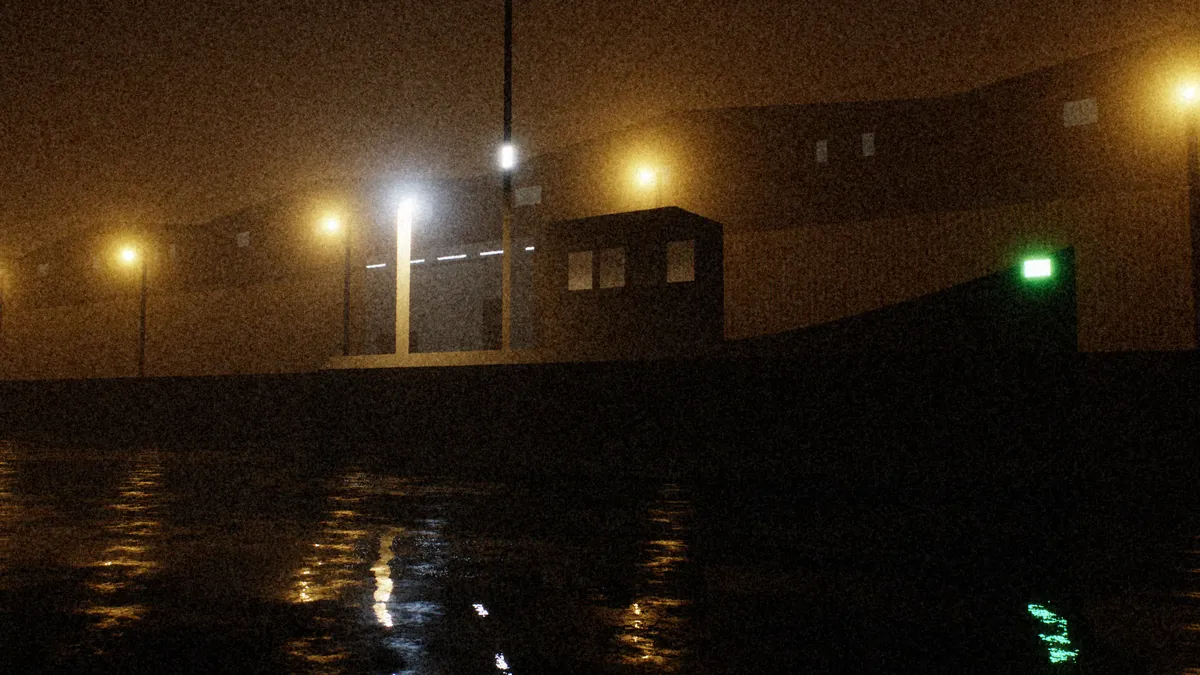Port de pêche la nuit, vu depuis un ponton : un chalutier amarré devant un hangar au bardage ondulé, une rangée de lampadaires au sodium dont les halos orangés flottent dans la brume, et leurs reflets étirés sur l’eau noire.